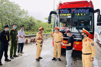 Kiểm soát phương tiện vận tải hành khách trước thời điểm dừng vận tải hành khách tuyến cố định Thanh Hóa-Hà Nội