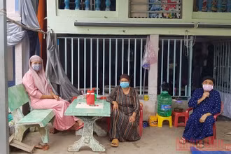 Đồng bào Chăm luôn ý thức đeo khẩu trang phòng chống dịch.