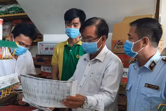Đoàn kiểm tra liên ngành kiểm tra cửa hàng Bách Hóa Xanh.