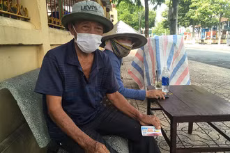 Người bán vé số dạo sẽ được hỗ trợ do ảnh hưởng dịch Covid-19.