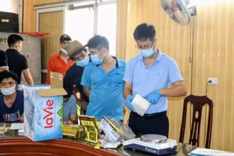 Các đối tượng cùng tang vật tại cơ quan công an.