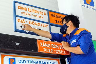 Nhóm giao thông có mức tăng so với tháng trước cao nhất do ảnh hưởng của các đợt điều chỉnh giá xăng.