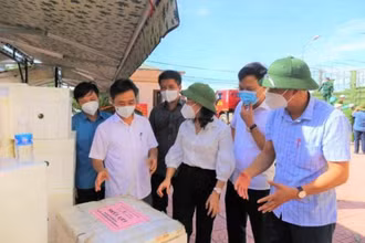 Lãnh đạo tỉnh Hà Tĩnh kiểm tra việc đóng gói, bảo quản hàng hóa.