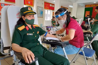 Cán bộ, chiến sĩ Trường Sĩ quan Kỹ thuật Quân sự tham gia hiến máu, sáng 29/7.