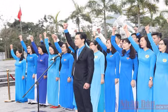 Các Đảng viên mới tuyên thệ trước tượng đài đồng chí Vũ Văn Hiếu, Bí thư Đặc Khu ủy đầu tiên của Khu mỏ Quảng Ninh. Ảnh: QUANG THỌ.