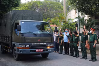 Lãnh đạo Bệnh viện Quân y 7B chia tay đoàn xe lên đường thực hiện nhiệm vụ.