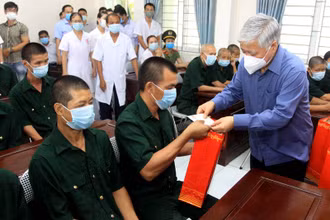 Chủ tịch Ủy ban Trung ương Mặt trận Tổ quốc Việt Nam Đỗ Văn Chiến trao quà cho thương, bệnh binh Trung tâm Chăm sóc và phục hồi chức năng cho người tâm thần tỉnh Thái Bình.