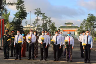Các đại biểu viếng Nghĩa trang liệt sĩ tỉnh Đồng Nai.