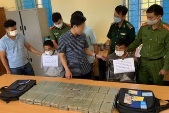 Hai đối tượng bị bắt giữ tại Cơ quan công an.