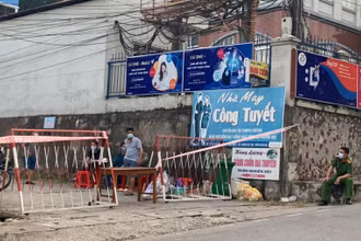Lực lượng chức năng thành phố Bắc Kạn tiến thành thiết lập vùng cách ly y tế khu vực gần đường Võ Nguyên Giáp. 