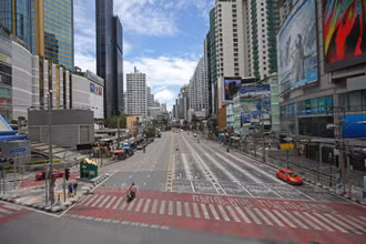 Nhiều trung tâm thương mại ở Bangkok vắng vẻ khi lệnh phong tỏa được áp đặt để kiềm chế đợt bùng phát dịch Covid-19. (Ảnh: Bưu điện Bangkok)