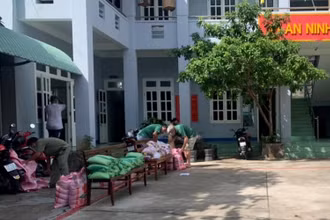 Công an phường 2, TP Vũng Tàu chuẩn bị lương thực, nhu yếu phẩm, sẵn sàng hỗ trợ cho những hộ nghèo trên địa bàn.