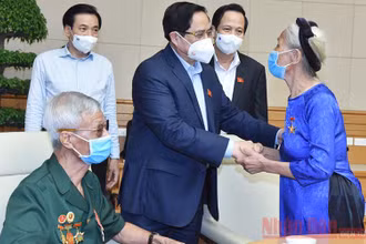 Thủ tướng Phạm Minh Chính gặp mặt các đại diện tiêu biểu người có công với cách mạng, thân nhân liệt sĩ nhân kỷ niệm 74 năm Ngày Thương binh - Liệt sĩ. (Ảnh: Trần Hải)