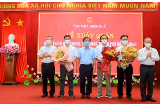 Tặng hoa động viên Đoàn công tác lên đường làm nhiệm vụ.