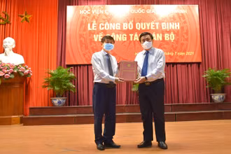 GS.TS Nguyễn Xuân Thắng, Ủy viên Bộ Chính trị (trái) trao quyết định bổ nhiệm cho đồng chí Phạm Minh Sơn. (Ảnh: AJC)