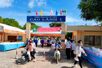 Thí sinh điểm thi Trường THPT Cao Lãnh 1 (huyện Cao Lãnh, Đồng Tháp) kết thúc môn thi thi Ngữ văn đợt 1.