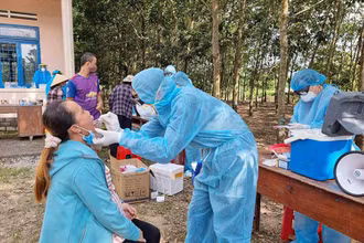 Lấy mẫu xét nghiệm cho người dân thôn Phú Hòa, xã Mỹ Đức, huyện Đạ Tẻh.