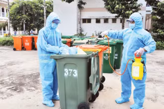 Công nhân Công ty Môi trường đô thị tiến hành khử khuẩn rác thải y tế liên quan dịch Covid-19.