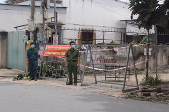 Lực lượng chức năng phong tỏa tại một khu dân cư ở phường Trảng Dài, thành phố Biên Hòa.
