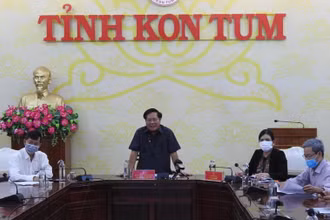 Đồng chí Lê Ngọc Tuấn, Phó Bí thư Tỉnh ủy, Chủ tịch UNBD, Trưởng Ban Chỉ đạo phòng, chống dịch Covid-19 tỉnh Kon Tum phát biểu chỉ đạo cuộc họp.