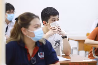 Thí sinh trong buổi đến điểm thi làm thủ tục dự thi, Kỳ thi tốt nghiệp THPT 2021. Ảnh: HÀ NAM