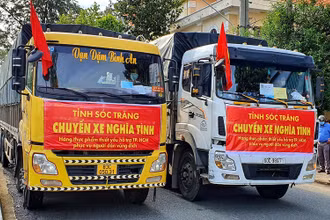 Đoàn xe nghĩa tình của người dân Sóc Trăng trước giờ xuất phát.