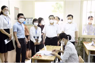 Chủ tịch Ủy ban nhân dân TP Chu Ngọc Anh kiểm tra tại điểm thi Trường THCS Bế Văn Đàn, quận Đống Đa.