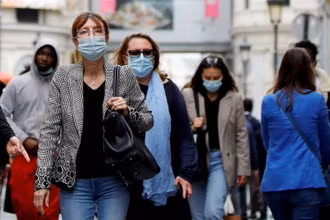 Người dân đeo khẩu trang đi bộ tại một đường phố ở Paris, Pháp, ngày 27/5/2021. (Ảnh minh họa: Reuters)