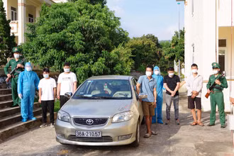 Bộ đội Biên phòng cùng cán bộ chuyên môn quản lý năm đối tượng cùng phương tiện có hành vi tổ chức, nhập cảnh trái phép.