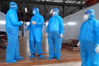 Đoàn công tác khảo sát Bệnh viện dã chiến 16 để tiến hành thành lập Trung tâm hồi sức Covid-19. (Ảnh: HVĐ)