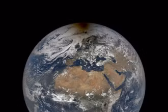 EPIC của NASA đã chụp được hình ảnh hiếm hoi về nhật thực trên Bắc Cực ngày 10/6. Ảnh: NASA.
