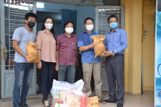 Hội sân khấu thành phố trao quà cho Nhà hát nghệ thuật Phương Nam.