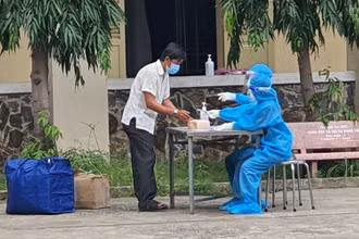 Làm thủ tục xuất viện cho bệnh nhân F0. (Ảnh: DIỄM HẰNG)