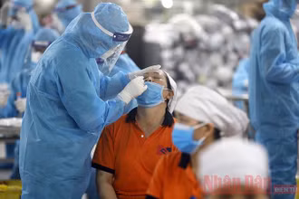 Xét nghiệm Covid-19 cho công nhân khu công nghiệp Quang Châu, Bắc Giang (Ảnh: Duy Linh).