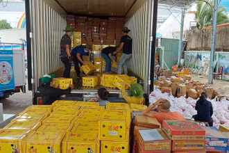 Đặc sản vùng Bình Thuận như mắm, mắm hũ, bột nêm, muối đã được người dân quyên góp gửi tặng TP Hồ Chí Minh. (Ảnh: Xuân Khu/TTXVN)