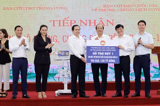Đồng chí Trần Thanh Mẫn; đồng chí Mai Tiến Dũng và đồng chí Nguyễn Thanh Long tiếp nhận ủng hộ 500 máy thở MV20 phục vụ phòng chống dịch Covid-19. (Ảnh: Bộ Y tế)