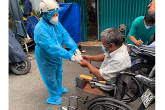 TP Hồ Chí Minh chi trả hỗ trợ cho ông Hồ Văn Sang (ngụ phường 9, quận 3), làm nghề bán vé số thuộc diện lao động tự do bị mất nguồn thu nhập do dịch Covid-19