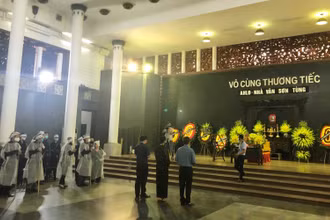 Thực hiện giãn cách xã hội theo chỉ thị 17 của UBND TP Hà Nội, lễ tang nhà văn Sơn Tùng được tổ chức tuân thủ các quy định phòng, chống dịch Covid-19.