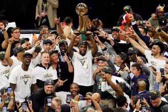 Các thành viên Milwaukee Bucks nâng cao chiếc Cúp vô địch NBA sau 50 năm chờ đợi. (Ảnh: NBA)