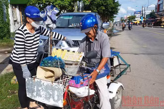 Cụ già mưu sinh bằng nghề bán vé số dạo ở Cần Thơ. (Ảnh chụp ngày 8/7, trước khi tạm dừng bán vé số). Ảnh: QUỐC DŨNG.
