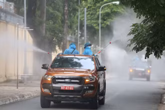 Các lực lượng phun khử khuẩn tại thành phố Thủ Đức, sáng 23/7.