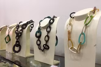 Sản phẩm thủ công mỹ nghệ Việt Nam thiết kế theo đơn đặt hàng của Hermes được trưng bày tại gian hàng giới thiệu sản phẩm của một doanh nghiệp ởl àng nghề sừng Thụy Ứng, Thường Tín, Hà Nội