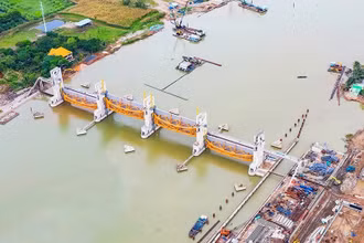 Cống ngăn triều Mương Chuối (huyện Nhà Bè) đang tạm ngừng thi công dù đã hoàn thành 90% tiến độ.