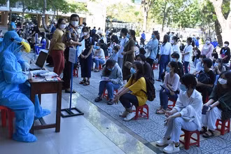 Lấy mẫu xét nghiệm cho các thí sinh 