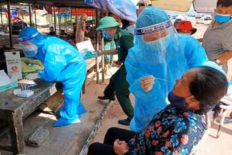 Lực lượng chức năng lấy mẫu giám sát dịch tễ trong cộng đồng ở xã Nghi Sơn.