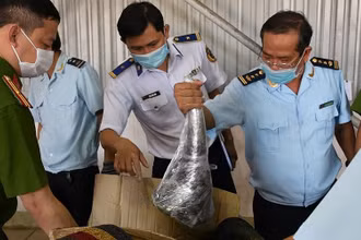 Hơn 138kg nghi sừng tê giác bị bắt giữ.
