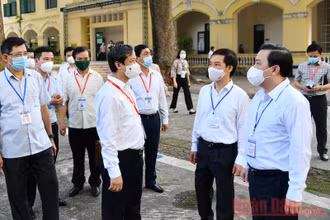 Bộ trưởng Giáo dục và Đào tạo Nguyễn Kim Sơn cùng đoàn công tác đến điểm thi Trường THPT Chu Văn An, Hà Nội, sáng 7/7. Ảnh: THUỶ NGUYÊN