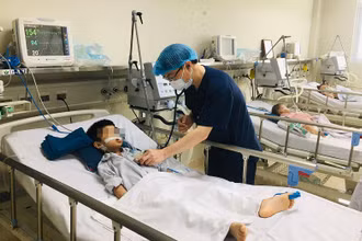 Bệnh nhi đang điều trị bệnh viêm não Nhật Bản. (Ảnh: BVCC)