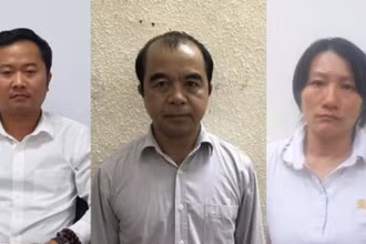 Bị can Dương Văn Hòa (áo trắng ngoài cùng từ trái sang) cùng hai bị can trong vụ án.