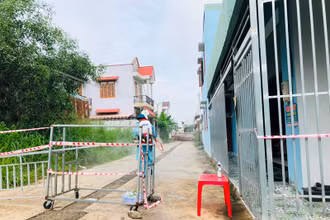 Phun khử khuẩn tại phường Trảng Dài, thành phố Biên Hòa, nơi dịch bệnh đang rất phức tạp.
